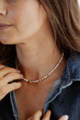 Liliflo, marque de bijoux interchangeable Suisse : collier limbo en couleur or rose - pierre semi-précieuse opale rose avec un lien illusion en acier or rose