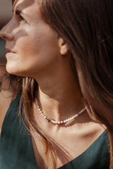 Liliflo, marque de bijoux interchangeable Suisse : collier limbo en couleur naturel - pierre semi-précieuse opale rose avec un lien illusion en acier naturel