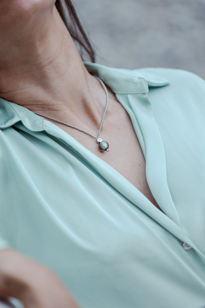 Liliflo, marque de bijoux Suisse : collier Milonga - Naturel - Verre de Murano Tahiti