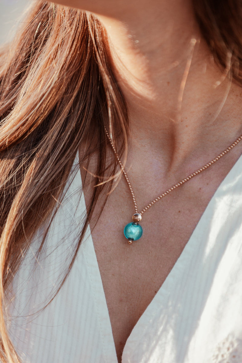 Liliflo, marque de bijoux Suisse : collier Milonga - Or rose - Verre de Murano Aqua